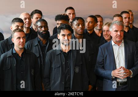 Hessen, Allemagne. 14 novembre 2022, Hessen, Francfort-sur-le-main: Les joueurs nationaux, les entraîneurs et le personnel de soutien sont vus par Carsten Spohr (r), Président du Directoire et PDG de Lufthansa AG, dans le terminal de première classe de Lufthansa, avant le départ de l'équipe nationale de football pour le court camp d'entraînement de Muscat. Credit: dpa Picture Alliance/Alay Live News Banque D'Images