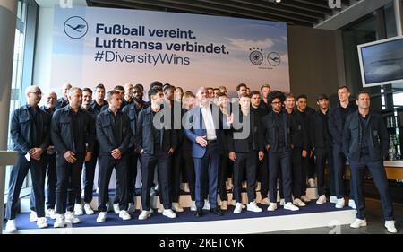 Hessen, Allemagne. 14 novembre 2022, Hessen, Francfort-sur-le-main: Les joueurs nationaux, les entraîneurs et le personnel de soutien sont vus par Carsten Spohr (M), Président du Directoire et PDG de Lufthansa AG, dans le terminal de première classe de Lufthansa, avant le départ de l'équipe nationale de football pour le court camp d'entraînement de Muscat. Credit: dpa Picture Alliance/Alay Live News Banque D'Images