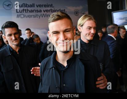 Hessen, Allemagne. 14 novembre 2022, Hessen, Francfort-sur-le-main: Les joueurs de l'équipe nationale Joshua Kimmich (m) et Julian Brandt (r) participent à une cérémonie d'adieu dans le terminal de première classe de Lufthansa avant le départ de l'équipe nationale de football pour le court camp d'entraînement de Muscat. Credit: dpa Picture Alliance/Alay Live News Banque D'Images