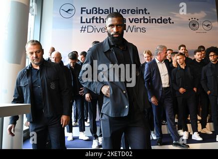 Hessen, Allemagne. 14 novembre 2022, Hessen, Francfort-sur-le-main : l'entraîneur de l'équipe nationale allemande Hans-Dieter Flick (l) et Antonio Rüdiger (m) participent à une cérémonie d'adieu dans le terminal de première classe de Lufthansa avant le départ de l'équipe nationale de football pour le court camp d'entraînement de Muscat. Credit: dpa Picture Alliance/Alay Live News Banque D'Images