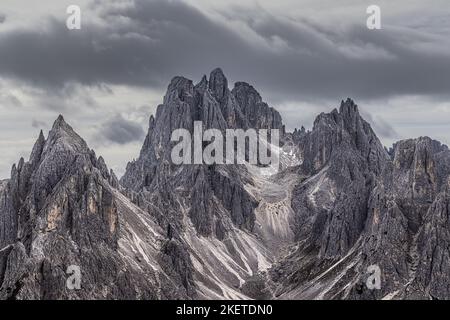 Les sommets de Cadini di Misurina ont l'impression de créer presque un amphithéâtre à cet endroit du parc naturel de Tre Cime. Debout devant ces mag Banque D'Images