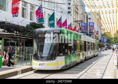 Centre-ville de Melbourne, tram de transport sur la rue Bourke s'arrête à la station de tram près du grand magasin Myer, Victoria, Australie Banque D'Images