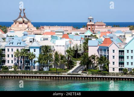 La vue aérienne des maisons résidentielles colorées sur Paradise Island, le lieu de vacances le plus populaire dans les Caraïbes (Bahamas). Banque D'Images