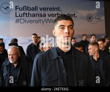 Hessen, Allemagne. 14 novembre 2022, Hessen, Francfort-sur-le-main: Le joueur de l'équipe nationale Kai Havertz (M) participe à une cérémonie d'adieu au terminal de première classe de Lufthansa avant le départ de l'équipe nationale de football pour le court camp d'entraînement de Muscat. Credit: dpa Picture Alliance/Alay Live News Banque D'Images