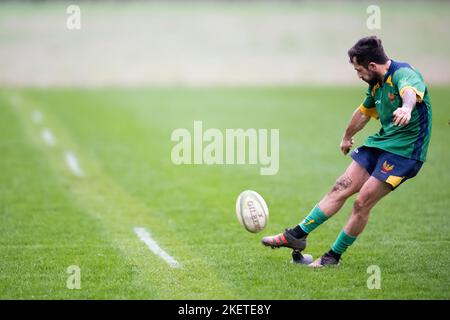 Un joueur de rugby qui se convertit en coups de pied Banque D'Images