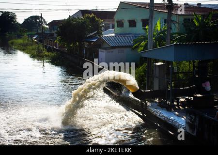 Station de contrôle des crues d'eau tout en drainant l'eau du village du marché de Bangbuathong au canal de Pimonratch pour la protection inondation dans la municipalité de Bang Bua Banque D'Images