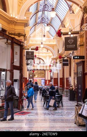 The Block Arcade dans le centre-ville de Melbourne, les acheteurs parcourent les magasins indépendants à l'intérieur de la arcade, Melbourne, Victoria, Australie Banque D'Images