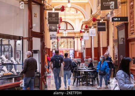 The Block Arcade à Bourke Street Melbourne, Victoria avec des acheteurs qui parcourent les magasins, en Australie Banque D'Images