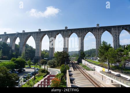 L'Aqueduto das Águas Livres aqueduc passe 65m au-dessus de la vallée d'Alcantara dans cette section la plus spectaculaire de sa longueur de 14km, Lisbonne, Portugal. Banque D'Images