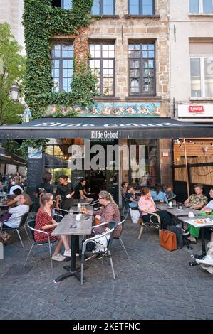 Personnes assises à l'extérieur au pub-restaurant Elfde Gebod à Torfbrug 10, Anvers (Flandre), Belgique Banque D'Images
