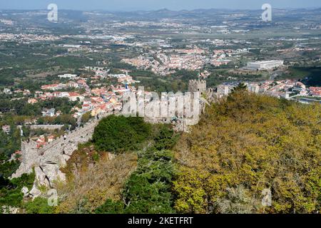 Le château mauresque des Maures datant de 10th ans (Castelo dos Mouros) au-dessus de Sintra, au Portugal. Banque D'Images