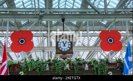 Des coquelicots rouges géants suspendus du toit de la gare centrale pour armistice et souvenir dimanche Banque D'Images