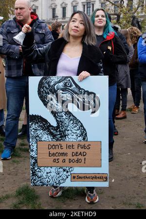 Londres, Royaume-Uni. 14th novembre 2022. Les travailleurs de l'accueil manifestent à Westminster, demandant au gouvernement plus d'argent et un assouplissement des lois sur l'immigration pour aider à obtenir plus de travailleurs et à stimuler leurs affaires. Crédit : Karl Black/Alay Live News Banque D'Images