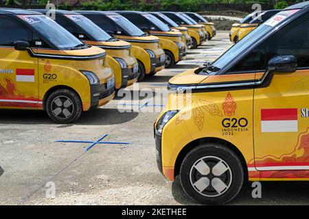 Bali, Indonésie. 13th novembre 2022. Les véhicules électriques Wuling Air sont photographiés dans une station-service de Bali, en Indonésie, le 13 novembre 2022. Ces nouveaux véhicules énergétiques, tous fournis par la SAIC General Motors Wuling Motor Indonesia, sont des véhicules officiels pour le service de transit aux délégués et aux membres du personnel du Sommet du Groupe des 20 (G20) 17th qui se tient à Bali. Credit: Zulkarnain/Xinhua/Alamy Live News Banque D'Images