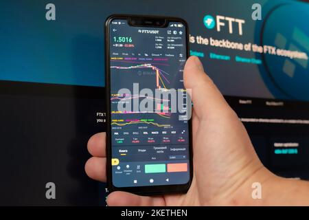 Kiev, Ukraine - 14 novembre 2022: La chute mondiale de crypto-monnaie - FTT jeton est tombé sur la carte crypto échanges Binance on APP. Échange FTX Banque D'Images