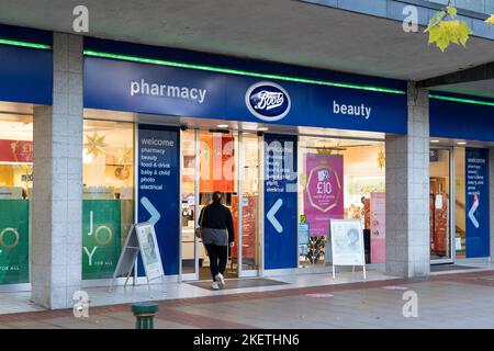 Le client entre dans une pharmacie Boots High Street sur Mell Square, Solihull. Concept: Shopping dans les rues hautes, déclin de la rue haute, commerce de détail Banque D'Images