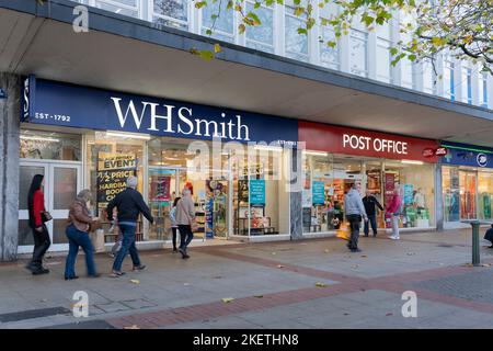 Un WHSmith et un bureau de poste combinés sur la place Mell dans le centre-ville de Solihull. Angleterre. De nombreuses succursales de la Couronne des postes ont été transformées en franchises Banque D'Images