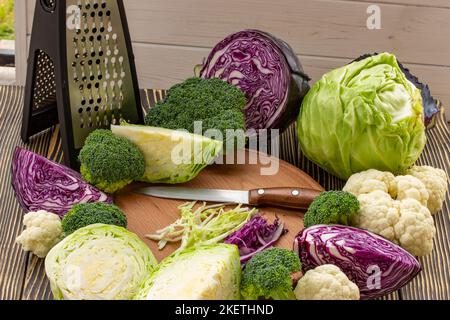 Collection de chou sur une planche à découper avec un couteau et râpe, cuisine Banque D'Images