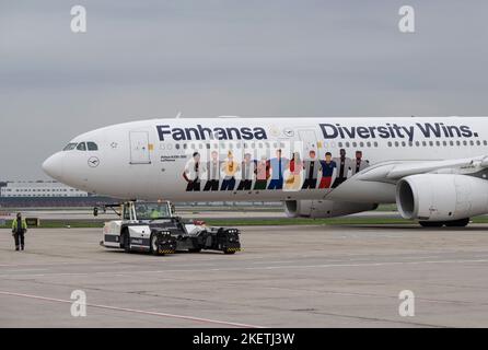 Hessen, Allemagne. 14 novembre 2022, Hessen, Francfort/M.: Football, avant la coupe du monde, équipe nationale, départ, aéroport; la Lufthansa Airbus A330 avec l'équipe nationale de football à bord de taxis pour décollage. L'équipe du DFB se trouve dans un court camp d'entraînement à Muscat (Oman). Credit: dpa Picture Alliance/Alay Live News Banque D'Images