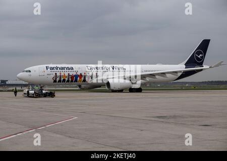 Hessen, Allemagne. 14 novembre 2022, Hessen, Francfort/M.: Football, avant la coupe du monde, équipe nationale, départ, aéroport; la Lufthansa Airbus A330 avec l'équipe nationale de football à bord de taxis pour décollage. L'équipe du DFB se trouve dans un court camp d'entraînement à Muscat (Oman). Credit: dpa Picture Alliance/Alay Live News Banque D'Images