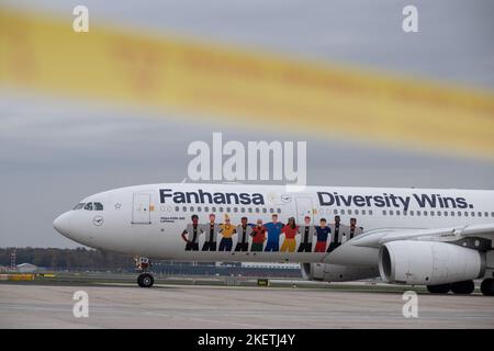 Hessen, Allemagne. 14 novembre 2022, Hessen, Francfort/M.: Football, avant la coupe du monde, équipe nationale, départ, aéroport; la Lufthansa Airbus A330 avec l'équipe nationale de football à bord de taxis pour décollage. L'équipe du DFB se trouve dans un court camp d'entraînement à Muscat (Oman). Credit: dpa Picture Alliance/Alay Live News Banque D'Images