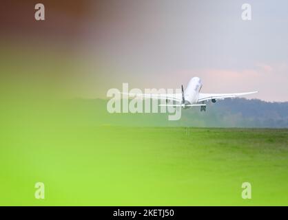 Hessen, Allemagne. 14 novembre 2022, Hessen, Francfort-sur-le-main: Football, avant la coupe du monde, équipe nationale, départ, aéroport; l'Airbus A330 de Lufthansa avec l'équipe nationale de football à bord prend son départ sur la piste ouest de l'aéroport de Francfort pour le vol vers le court camp d'entraînement de Muscat. Credit: dpa Picture Alliance/Alay Live News Banque D'Images