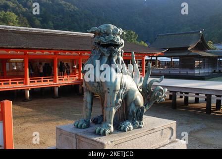 Un lion gardien chinois dans le temple d'Itsukushima. Banque D'Images