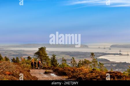 Fyrish Monument Alness Scotland les gens sur le sentier et une vue panoramique sur le Cromarty Firth à Nigg et Cromarty Banque D'Images