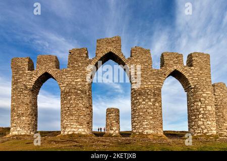 Fyrish Monument Alness Scotland personnes sous l'une des trois arches Banque D'Images