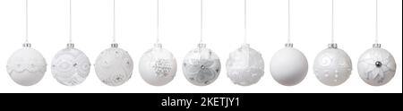 Ensemble de Noël Merry boules blanches suspendues décorées de fleurs en crochet et de perles pailletées, isolées sur fond blanc, objets templat Banque D'Images