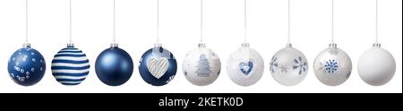 Ensemble de Noël Merry boules suspendues bleues décorées avec coeur, arbre, flocons de neige et perles pailletées, isolé sur fond blanc, objets templa Banque D'Images