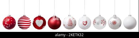 Ensemble de Noël Merry boules rouges suspendues décorées de coeur, arbre, flocons de neige et perles pailletées, isolé sur fond blanc, modèle d'objets Banque D'Images