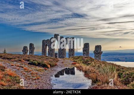 Monument de Fyrish Alness Écosse trois arches et quatre piliers de la structure en automne Banque D'Images