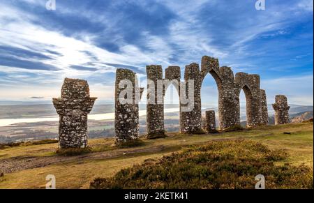 Monument de Fyrish Alness Écosse trois arches et piliers surplombant le Cromarty Firth en automne Banque D'Images