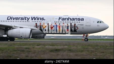 Hessen, Allemagne. 14 novembre 2022, Hessen, Francfort-sur-le-main: Football, avant la coupe du monde, équipe nationale, départ, aéroport; l'Airbus A330 de Lufthansa avec l'équipe nationale de football à bord accélère sur Runway West à l'aéroport de Francfort pour le vol vers le court camp d'entraînement de Muscat. Credit: dpa Picture Alliance/Alay Live News Banque D'Images