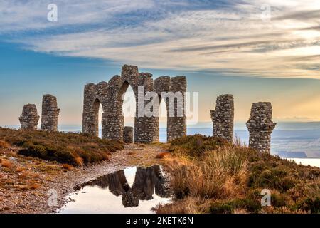 Monument de Fyrish Alness Écosse trois arches en pierre et quatre piliers de la structure en automne Banque D'Images