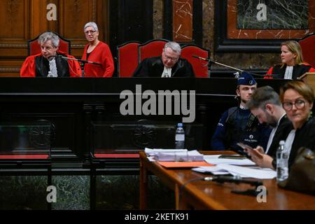 Président de la cour Michel de Greve photographié pendant la constitution du jury avant le début du procès de Dimitri Hamard, Jacques Galand et Claire Slowinsky, devant la cour des assises de Bruxelles-capitale, lundi 14 novembre 2022. Les trois personnes sont accusées du meurtre de Jeremy Simon le 13 mai 2020 à Oudergem - Auderghem, Bruxelles, alors que les quatre personnes impliquées étaient sans abri. BELGA PHOTO LAURIE DIEFFEMBACQ Banque D'Images