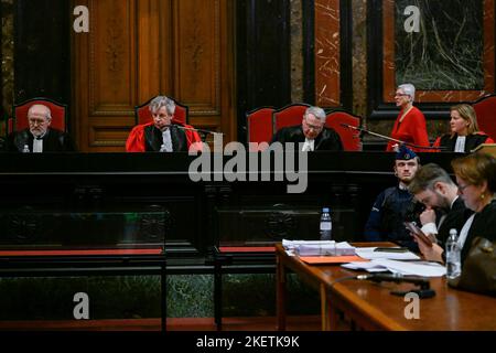 Président de la cour Michel de Greve photographié pendant la constitution du jury avant le début du procès de Dimitri Hamard, Jacques Galand et Claire Slowinsky, devant la cour des assises de Bruxelles-capitale, lundi 14 novembre 2022. Les trois personnes sont accusées du meurtre de Jeremy Simon le 13 mai 2020 à Oudergem - Auderghem, Bruxelles, alors que les quatre personnes impliquées étaient sans abri. BELGA PHOTO LAURIE DIEFFEMBACQ Banque D'Images