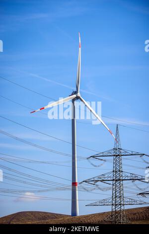 Gladbeck, région de la Ruhr, Rhénanie-du-Nord-Westphalie, Allemagne - éolienne sur la Mottbruchhalde, une pile de résidus dans Gladbeck-Brauck. La hauteur du moyeu W Banque D'Images