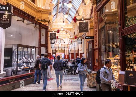 The Block Arcade à Bourke Street Melbourne, Victoria avec des acheteurs qui parcourent les magasins, en Australie Banque D'Images