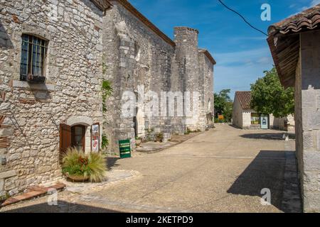 18th juillet 2019 - Pujols, France : l'architecture historique et le soleil d'été font découvrir Pujols, Lot-et-Garonne, France. Banque D'Images