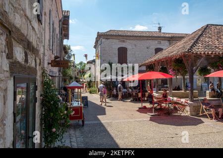 18th juillet 2019 - Pujols, France : l'architecture historique et le soleil d'été font découvrir Pujols, Lot-et-Garonne, France. Banque D'Images