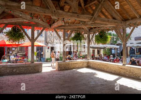 18th juillet 2019 - Pujols, France : l'architecture historique et le soleil d'été font découvrir Pujols, Lot-et-Garonne, France. Banque D'Images