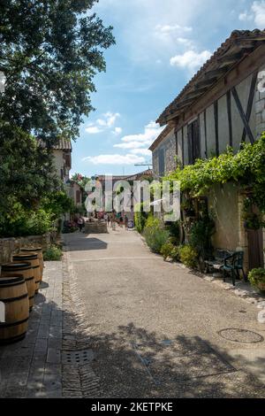 18th juillet 2019 - Pujols, France : l'architecture historique et le soleil d'été font découvrir Pujols, Lot-et-Garonne, France. Banque D'Images