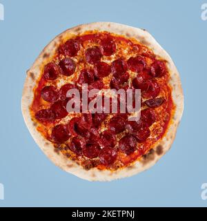 Pizza salami pepperoni. Vue de dessus. Pose à plat. Banque D'Images