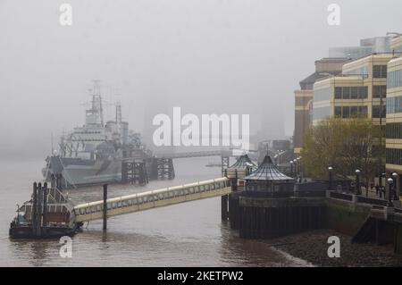 Londres, Royaume-Uni. 14th novembre 2022. Tower Bridge disparaît complètement quand un épais brouillard recouvre la capitale. Credit: Vuk Valcic/Alamy Live News Banque D'Images