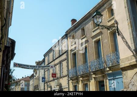 24th juillet 2019 - Beauville, France : une bannière de rue fait la promotion d'une rencontre franco-britannique de pétanque Banque D'Images