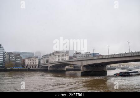 Londres, Royaume-Uni. 14th novembre 2022. London Bridge et un horizon complètement obscurci de la ville de Londres comme le brouillard épais couvre la capitale. Credit: Vuk Valcic/Alamy Live News Banque D'Images