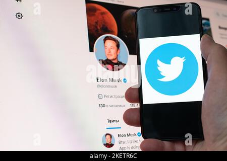 Kiev, Ukraine - 14 novembre 2022: Elon Musk profil officiel Twitter sur moniteur et logo des médias sociaux vu sur un smartphone en main Banque D'Images