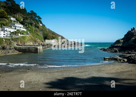 20th septembre 2019 - Polperro, Royaume-Uni : quelques visiteurs profitent du soleil d'automne à l'entrée du pittoresque port de Polperro, Cornouailles, Angleterre, Royaume-Uni, Banque D'Images